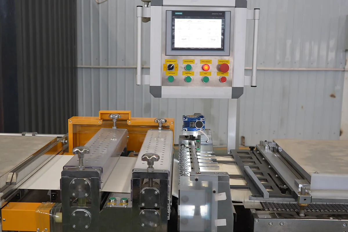 Filter paper running on a pleating machine